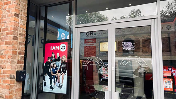 43/49/55 inch sun readable 2500nits ultra narrow double side hanging retail store shop window displays